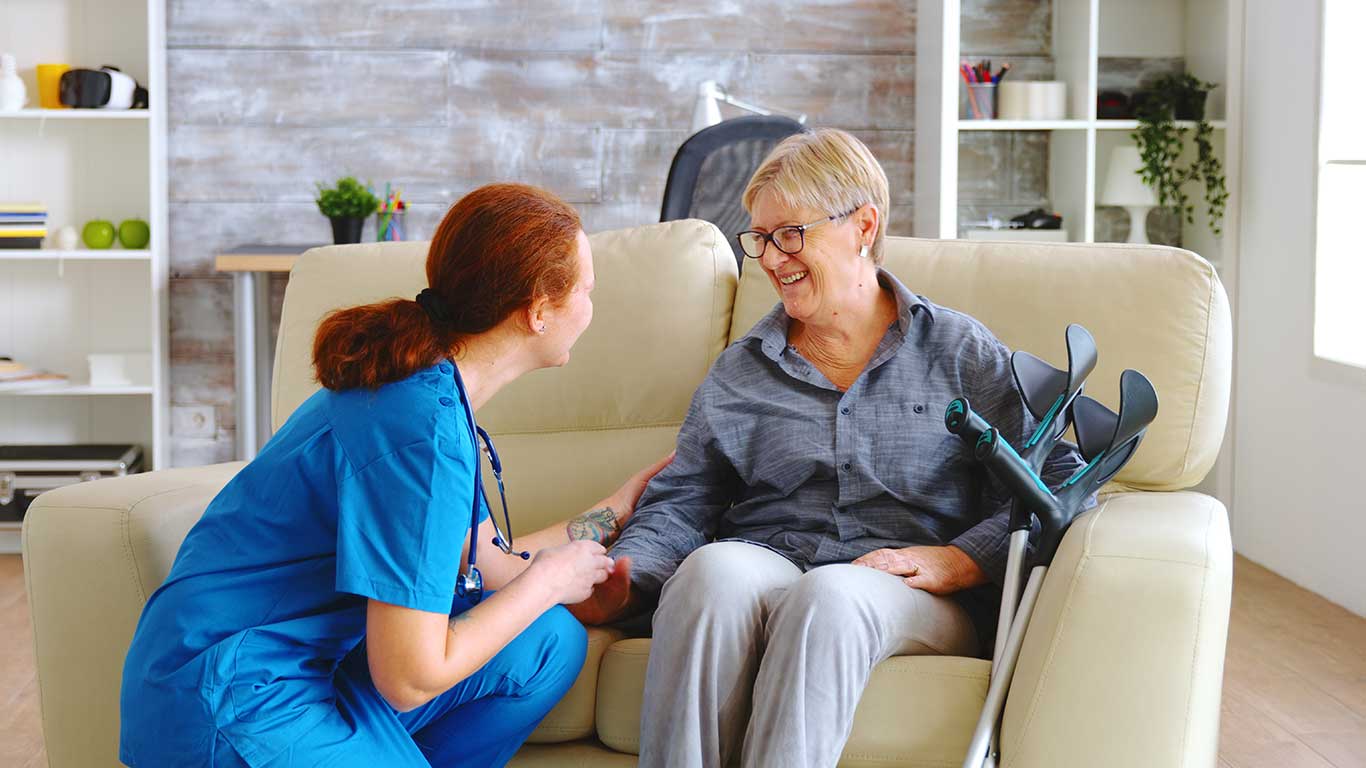 female-nurse-talking-with-old-woman-with-alzheimer-nursing-home1
